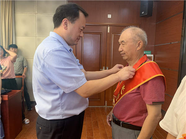 湖北襄阳市城管委为23名党员颁发“光荣在党50年”纪念章